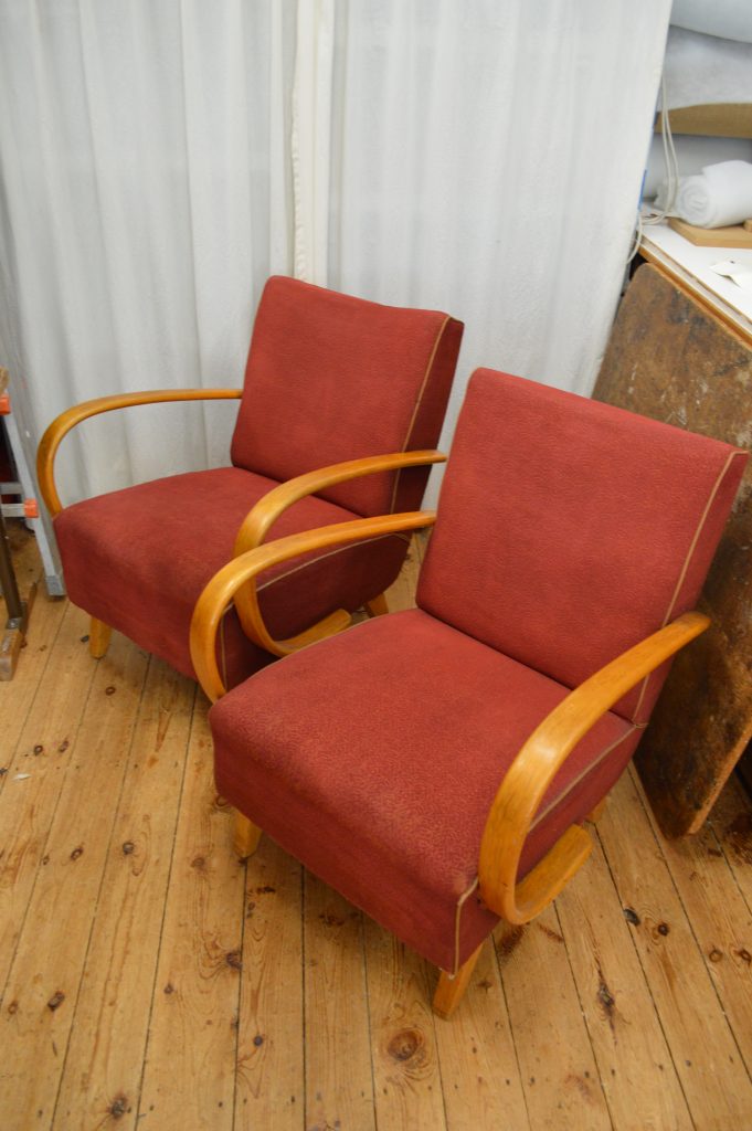 Halabala Sessel im Ursprungszustand. roter verschlissener Stoff